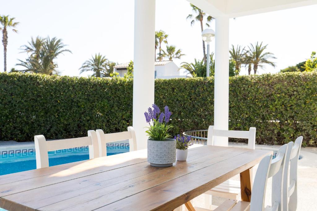 Bazén v ubytování Chalet a 150m de la playa y piscina privada nebo v jeho okolí