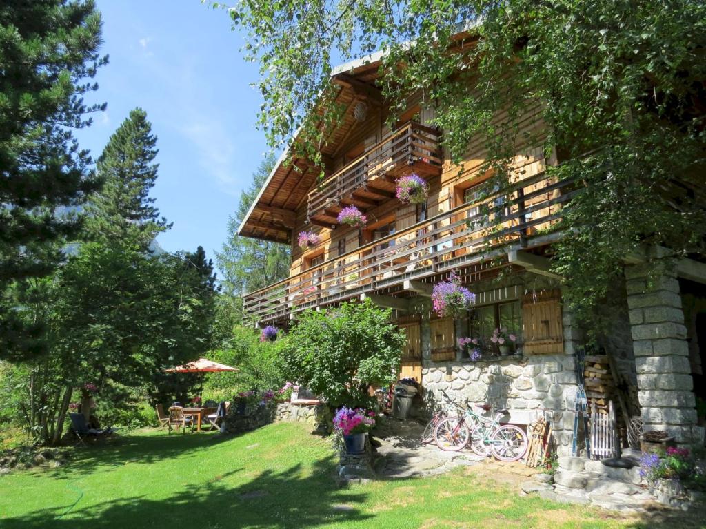 een gebouw met bloemen aan de zijkant bij The Guest House in Vallorcine