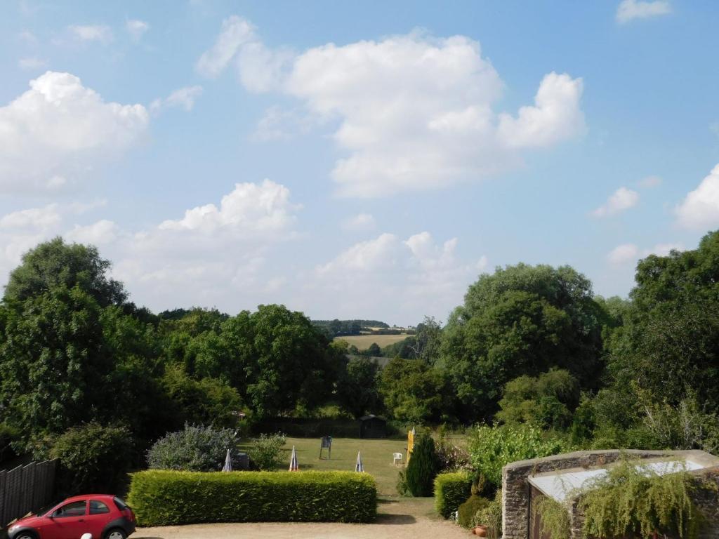 a view of the garden from the driveway at The Star Inn in Sulgrave