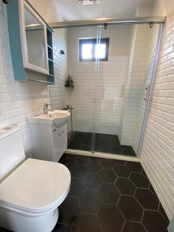 a bathroom with a shower and a toilet and a sink at 東莒 找茶複合式民宿-連江縣民宿199號 in Juguang