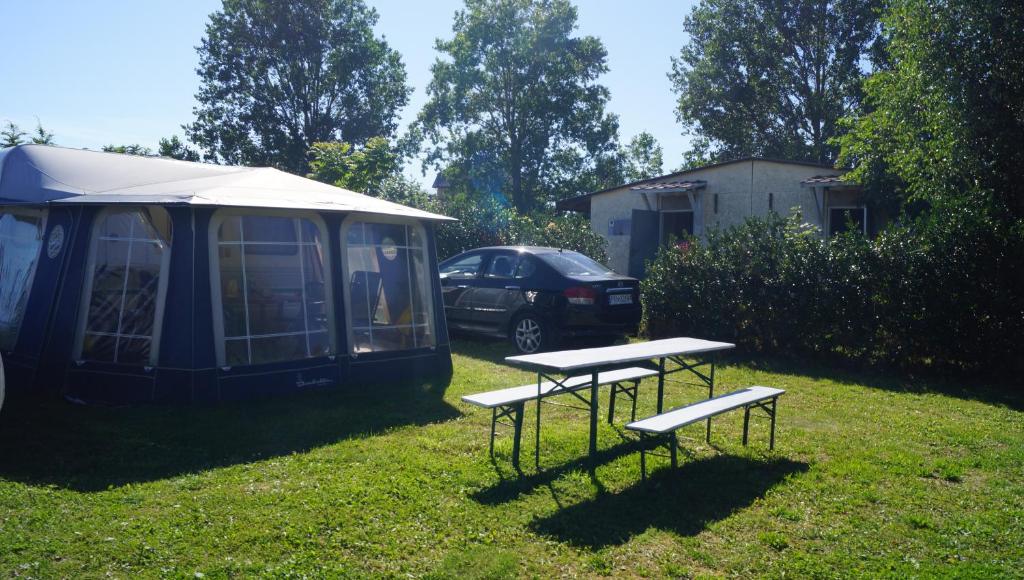 stół piknikowy i namiot na dziedzińcu w obiekcie Camping - Park Władysławowo we Władysławowie