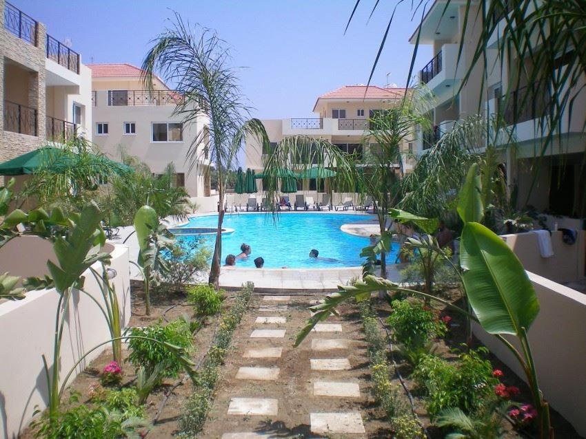 ein Schwimmbad in der Mitte eines Gebäudes in der Unterkunft 103 ELEGANT 2 bed apartment with free Wifi, AC, pool & gym! in Larnaka