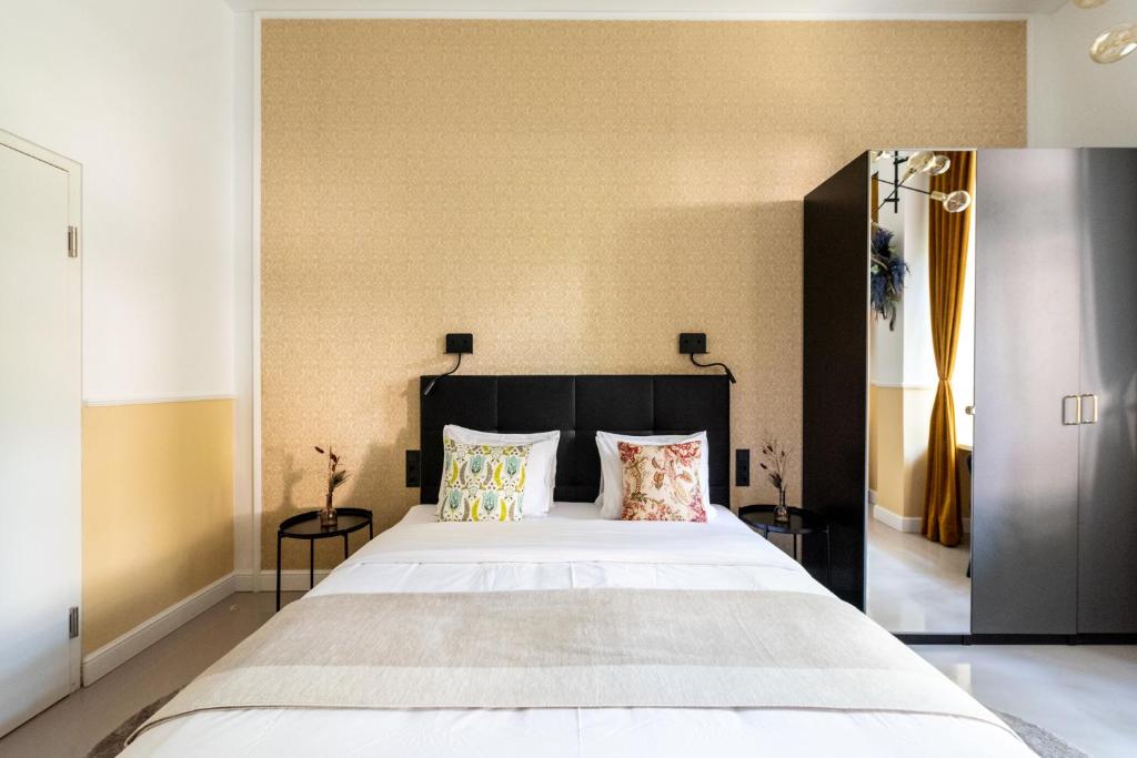 een slaapkamer met een groot wit bed met 2 kussens bij Gustav Klimt Studio at Belvedere by HM in Wenen