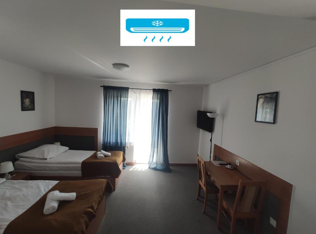 um quarto de hotel com duas camas e uma janela em ApartHotel Arkadia em Plock
