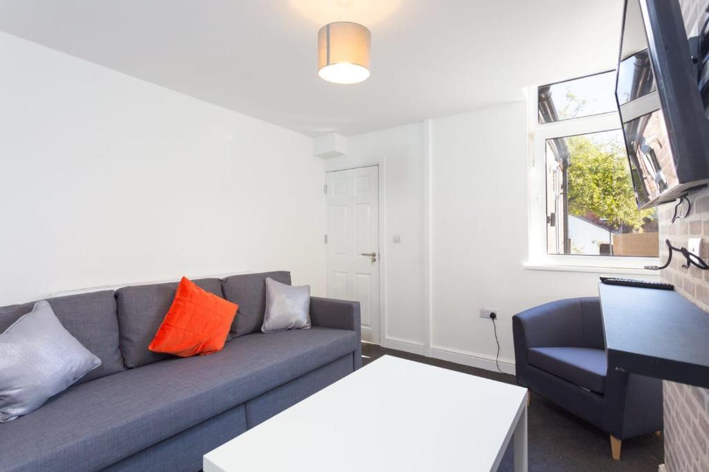 sala de estar con sofá y ventana en Townhouse @ 76 Clare Street Stoke, en Stoke on Trent