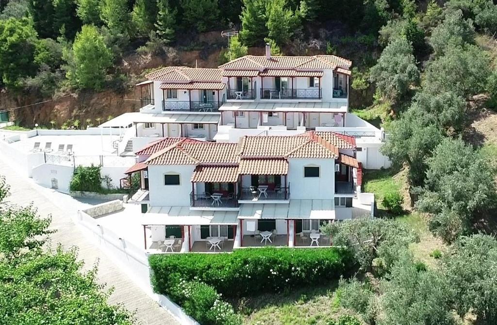 uma vista aérea de uma grande casa branca em Villa Teozenia em Achladies