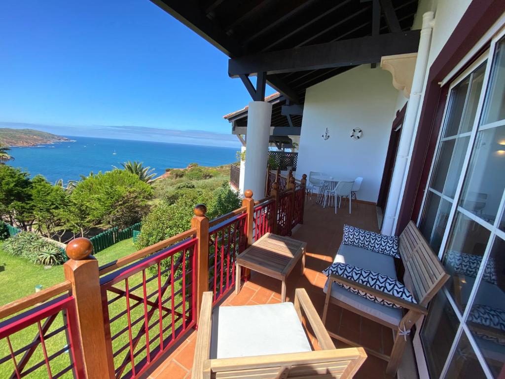 Top villa with extraordinary view of Atlantic في ساو مارتينهو دو بورتو: شرفة مع كراسي وإطلالة على المحيط