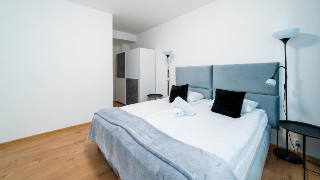 Posteľ alebo postele v izbe v ubytovaní Apartamenty EverySky - Wyspiańskiego 4
