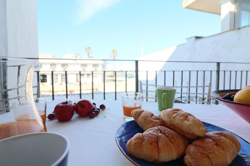 un piatto di croissant e pane su un tavolo di Casa vacanze Arianna in centro a Otranto