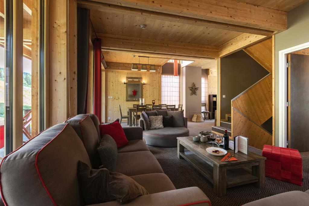 Posezení v ubytování L'Aiguille Grive Chalets Hotel
