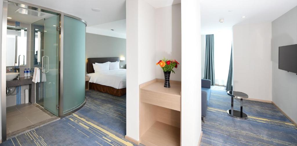 a hotel room with a bed and a bathroom at Holiday Inn Express Changchun High-Tech Zone by IHG in Changchun