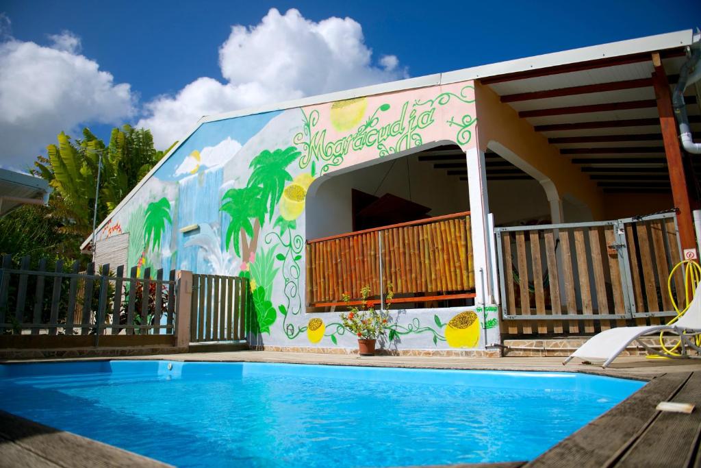 una casa con un mural en el costado en Holiday Home Soleil de Gwada, en Sainte-Anne