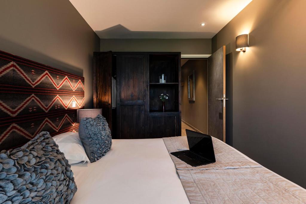 Postel nebo postele na pokoji v ubytování L'Aiguille Grive Chalets Hotel