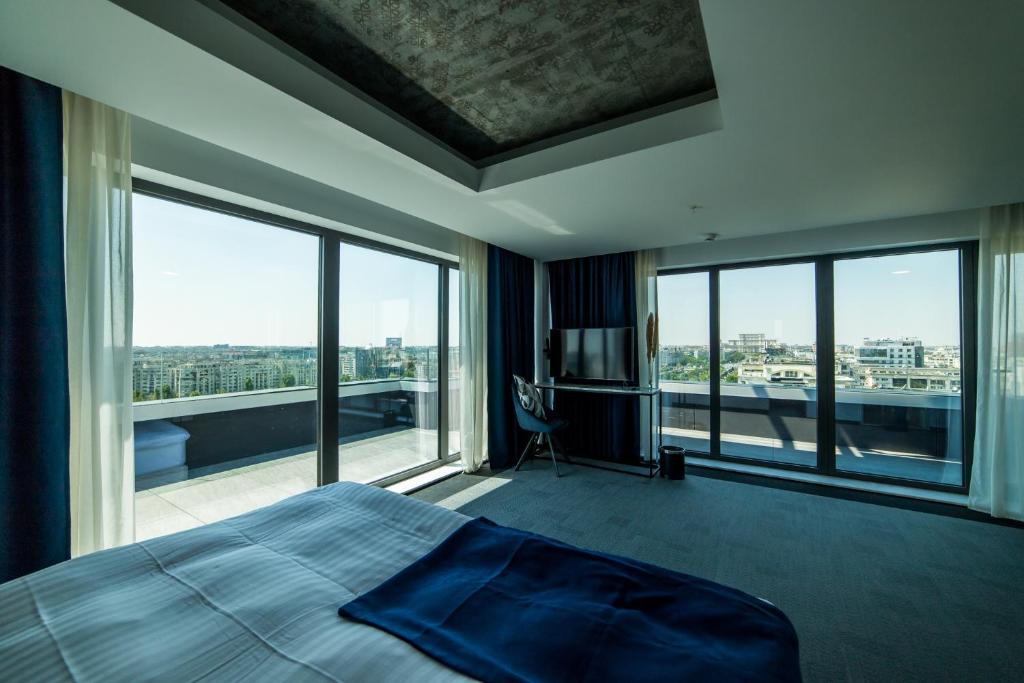 Un pat sau paturi într-o cameră la Union Plaza Hotel