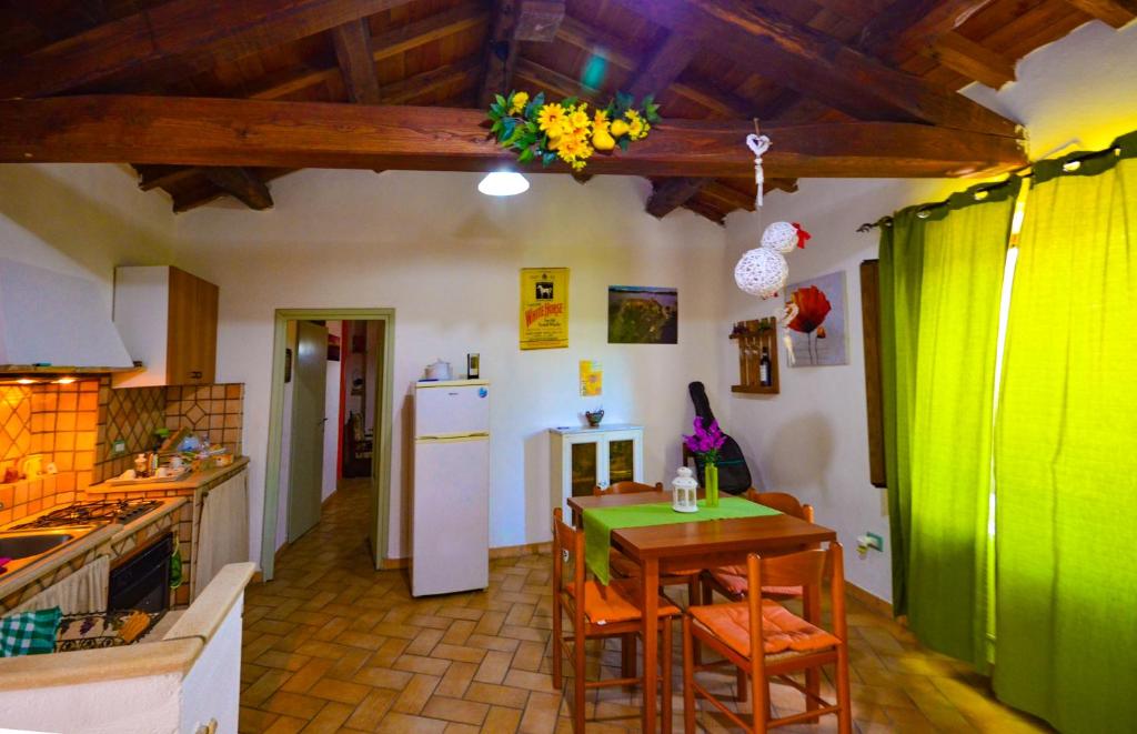 Il comprend une cuisine équipée d'une table et d'un réfrigérateur. dans l'établissement Il Girasole, à Mazzano Romano