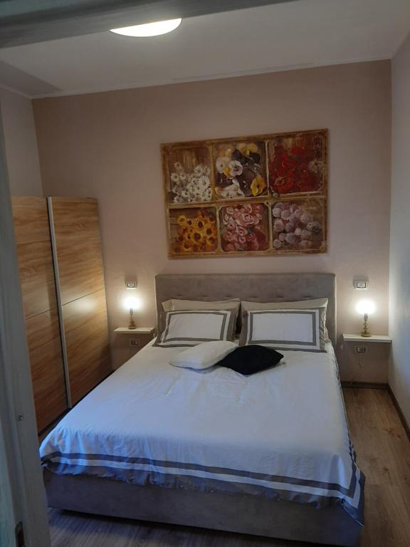 sypialnia z dużym białym łóżkiem z 2 lampami w obiekcie riverview67 w mieście Salionze