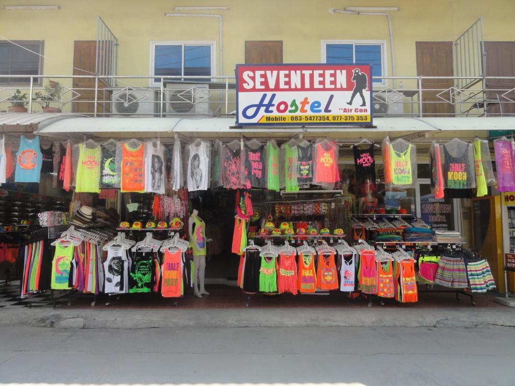 una tienda con un montón de ropa en exhibición en Seventeen Hostel, en Haad Rin