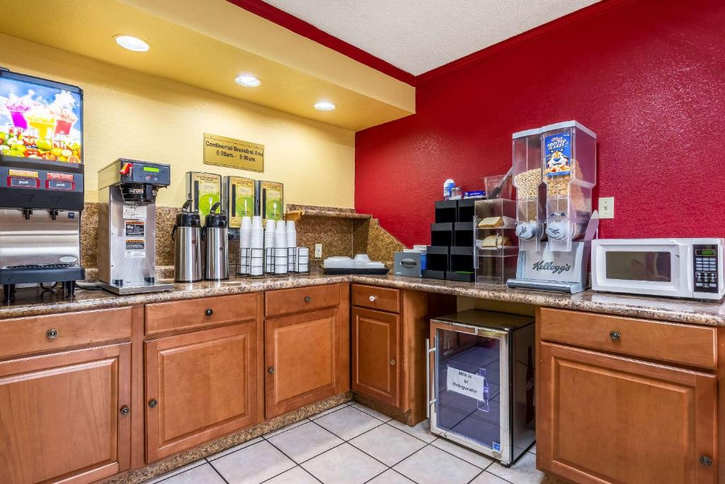 Kuchyň nebo kuchyňský kout v ubytování Econo Lodge Charlotte Airport Area