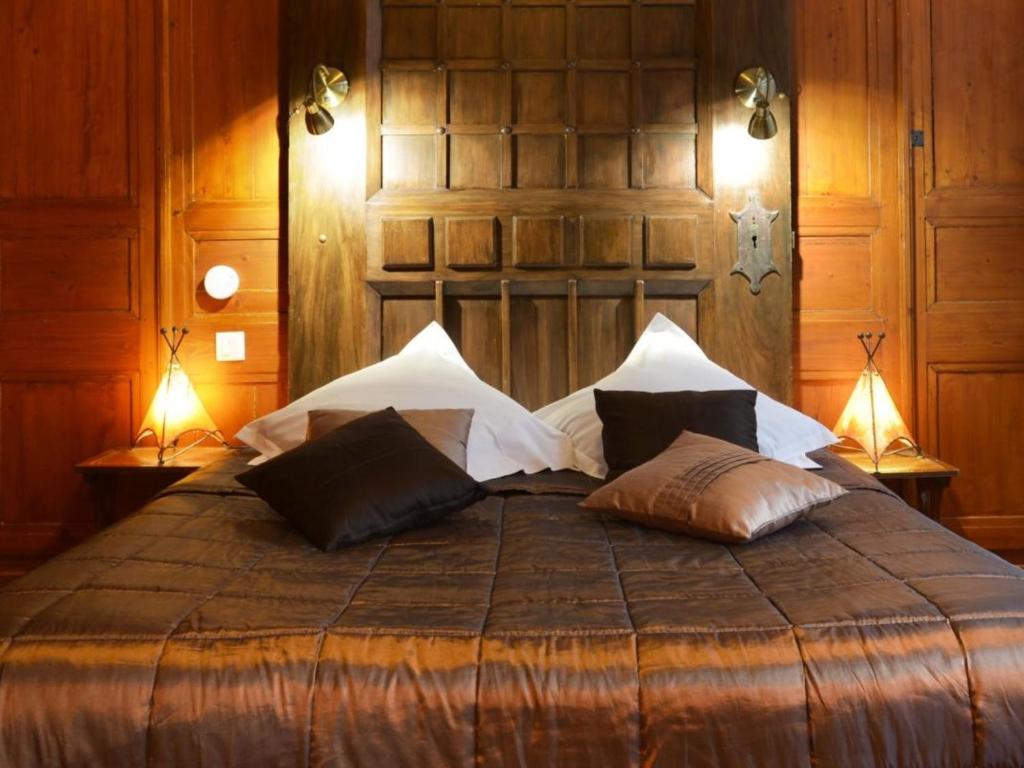 a bedroom with a large bed with two pillows on it at Suivez Le Lapin Blanc-BB Chambres d'Hôtes in Saint-Valéry-sur-Somme