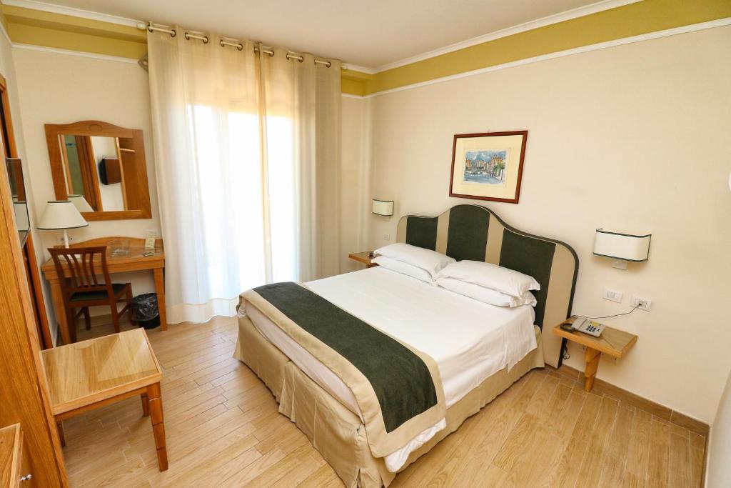 Postel nebo postele na pokoji v ubytování Hotel Tourist