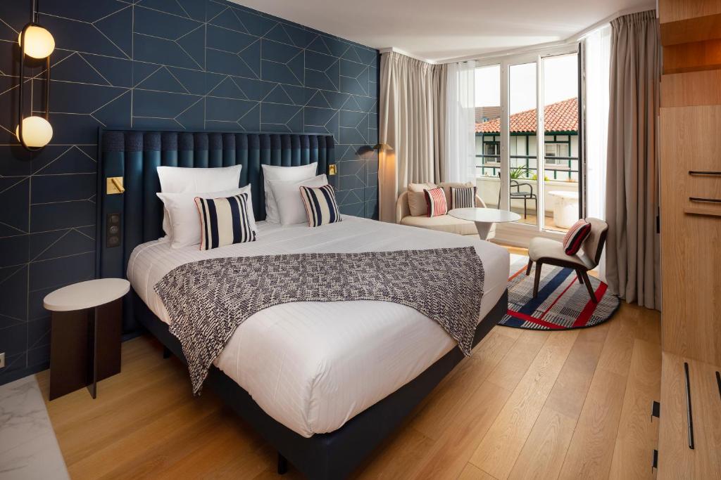 Postel nebo postele na pokoji v ubytování Thalazur Saint Jean de Luz - Hôtel & Spa