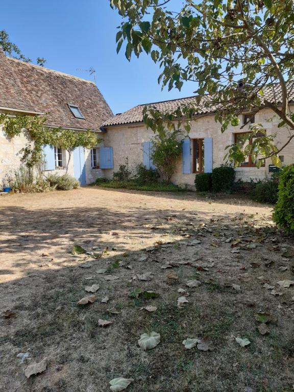 une cour vide devant une maison dans l'établissement Le Bukarou, à Saint-Léon-dʼIssigeac