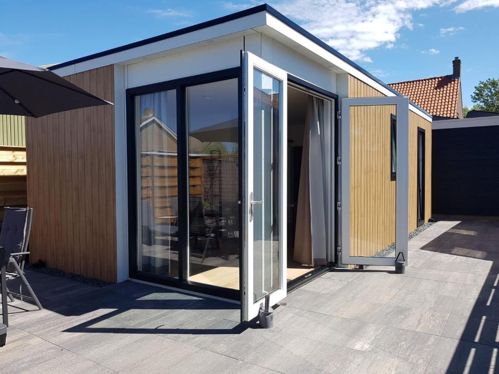 eine Erweiterung zu einem Haus mit Glasschiebetüren in der Unterkunft Vakantiehuis Huisje 31 Zoutelande in Zoutelande