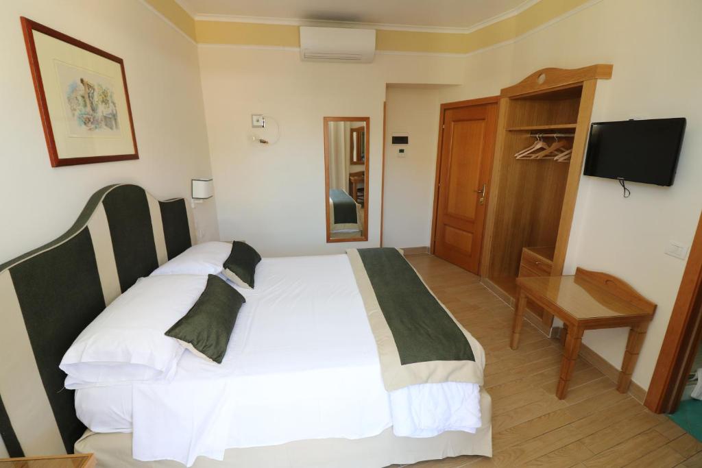 Postel nebo postele na pokoji v ubytování Hotel Tourist