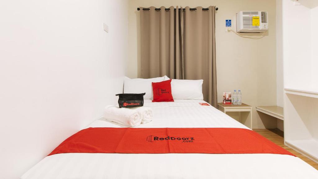 レガスピにあるRedDoorz @ Golite Old Albayのベッドルーム1室(赤い毛布付きのベッド1台付)