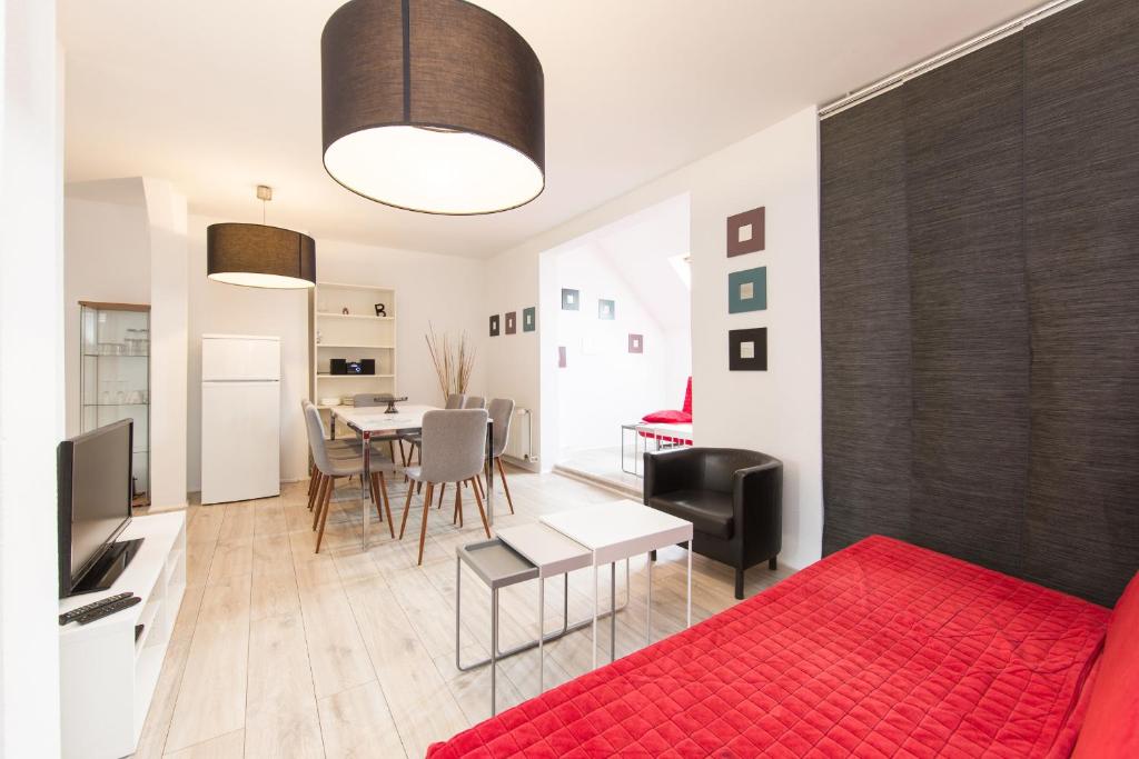 - un salon avec un canapé rouge et une table dans l'établissement primeflats - Apartments Panke Berlin-Wedding, à Berlin