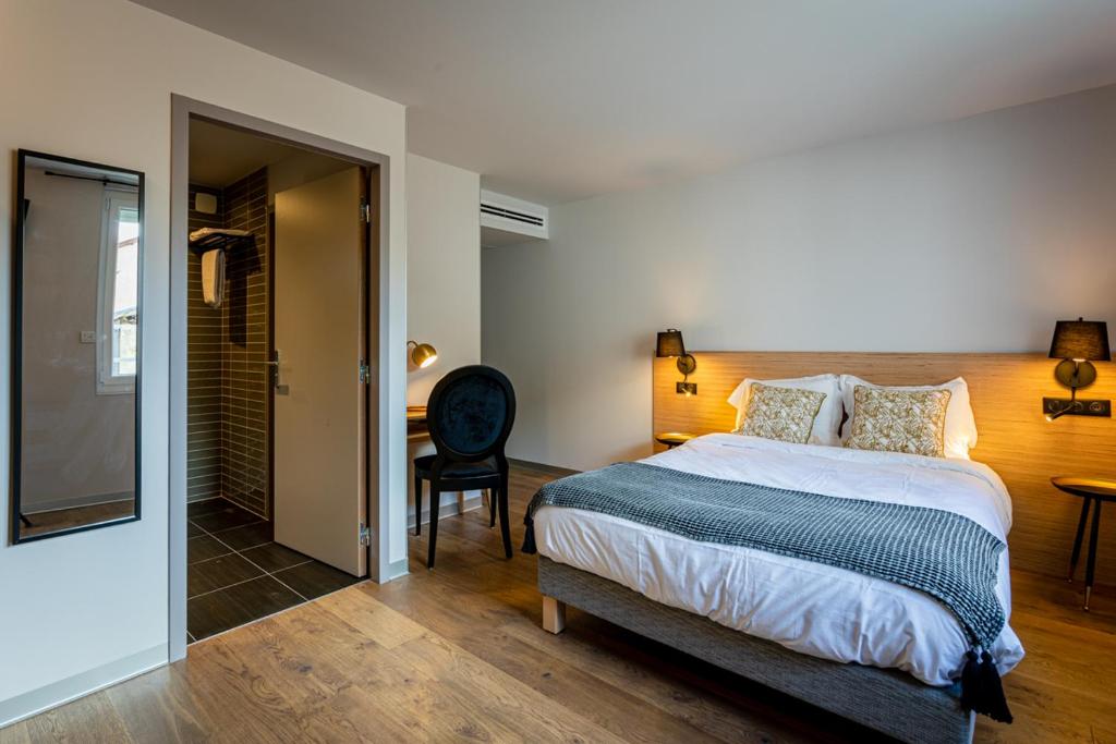 Postel nebo postele na pokoji v ubytování Hôtel L'Ouvrée