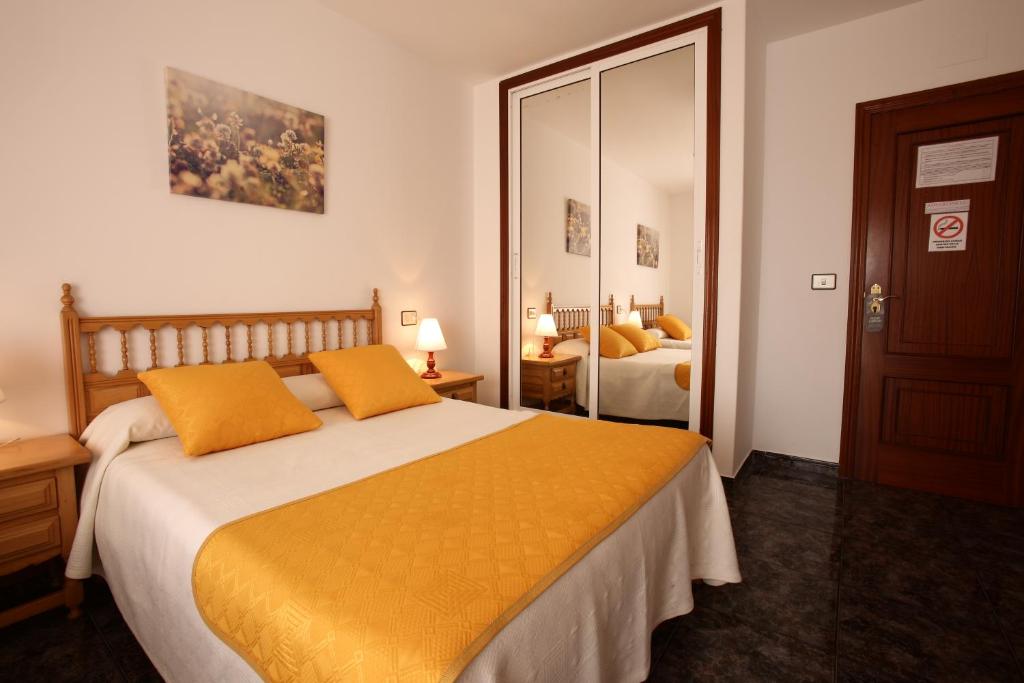 Hostal San Roque - Camera Tripla Con Terrazza (2 Adulti + 1 Bambino)
