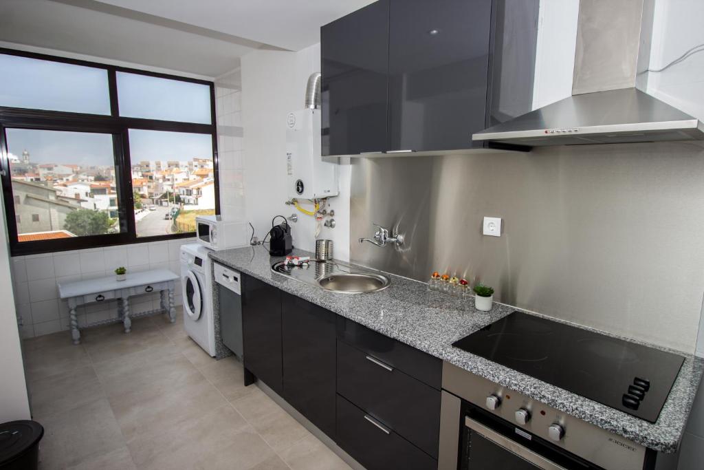 cocina con fregadero y encimera en Guest H4U - Povoa Vacation en Póvoa de Varzim