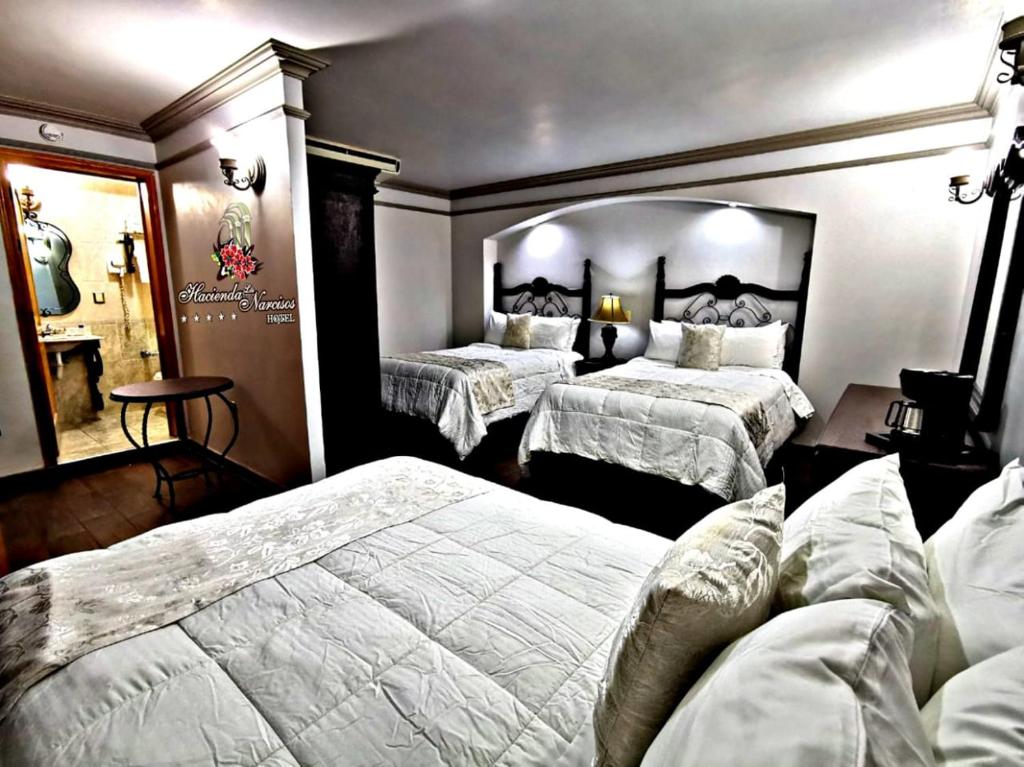 Postel nebo postele na pokoji v ubytování Hotel Hacienda los Narcisos