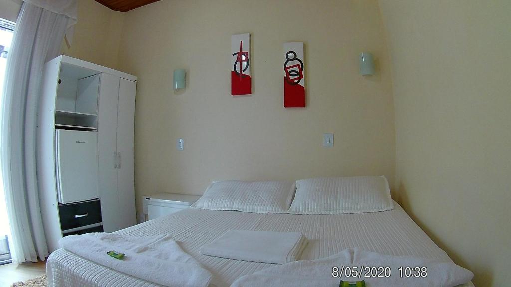 سرير أو أسرّة في غرفة في Pousada Vale do Caparaó