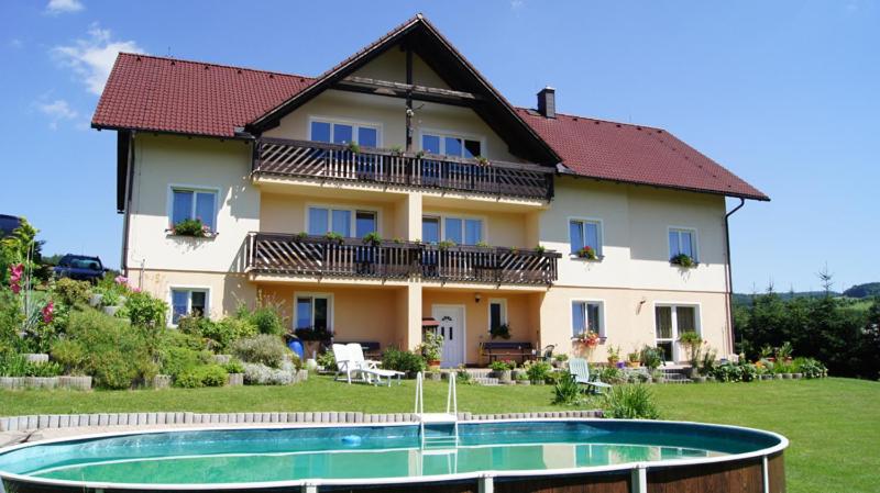 una casa grande con piscina frente a ella en Pension Kalista, en Klatovy