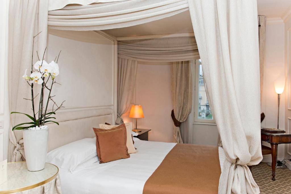Una cama o camas en una habitación de Albergo Terminus