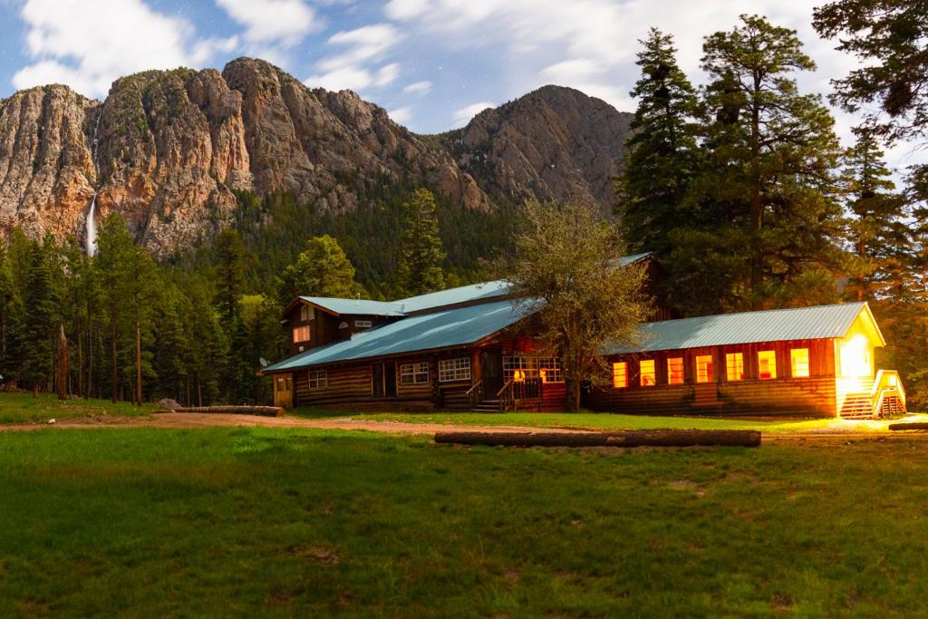 ChamaにあるCorkins Lodgeの山手の丸太小屋