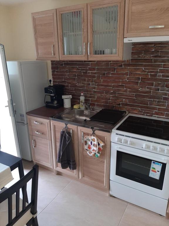 una cucina con piano cottura bianco forno superiore accanto a un frigorifero di Black Sea treasure a Varna