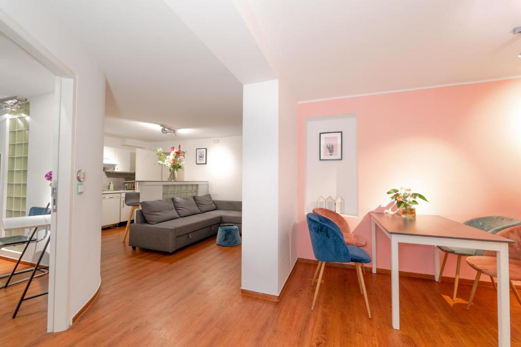 ein Wohnzimmer und ein Esszimmer mit einem Tisch und Stühlen in der Unterkunft The Suites City Apartments in Hamburg