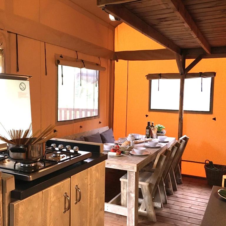 Kuchyň nebo kuchyňský kout v ubytování Safaritent Glamping L'Ardechois
