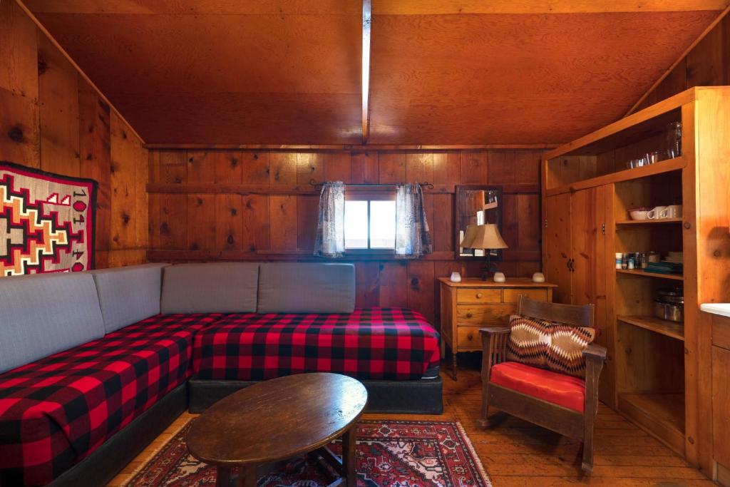 Corkins Lodge - Deluxe Queen Room
