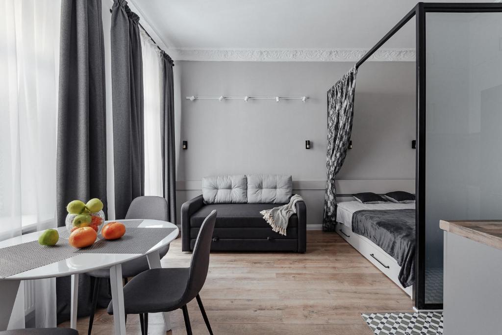 Odessa的住宿－City Centre Silver Apartment，一间卧室配有一张床和一张带水果的桌子