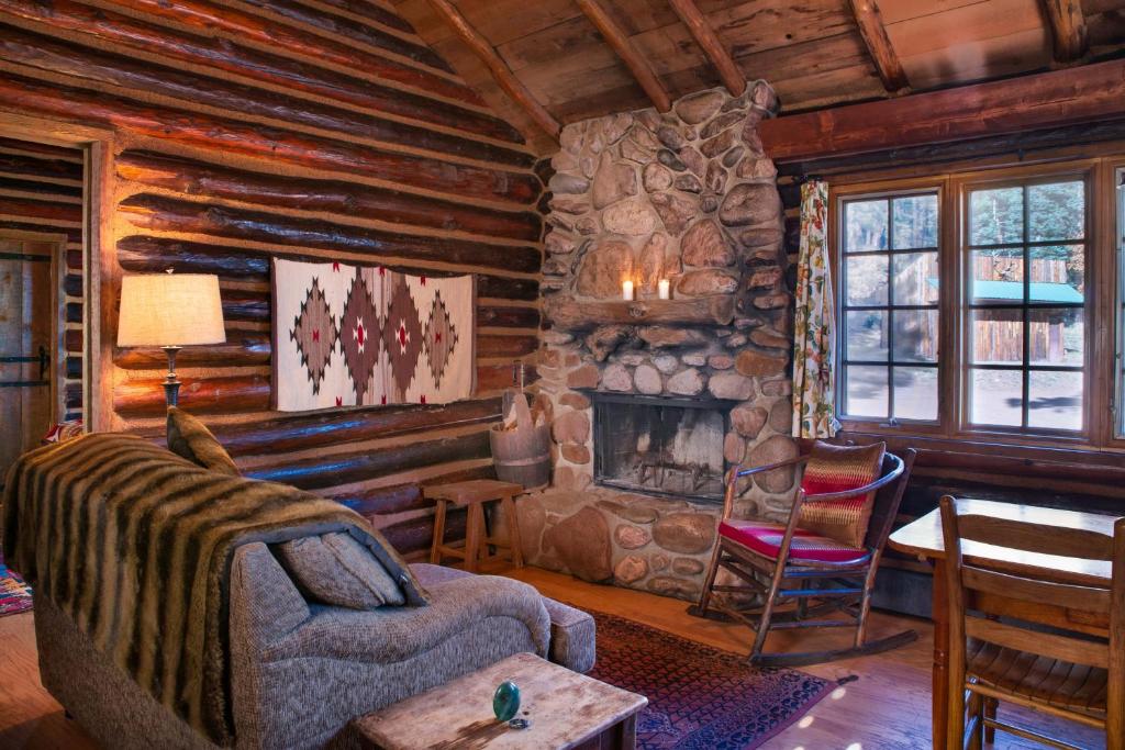 Corkins Lodge - Deluxe King Room