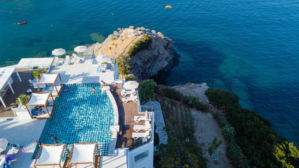 einem Luftblick auf ein Resort mit Pool und Meer in der Unterkunft Blue Bay Lifestyle - ex Bali Blue Bay in Balíon