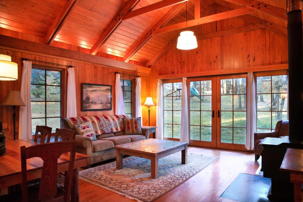 Corkins Lodge - Three-Bedroom Suite