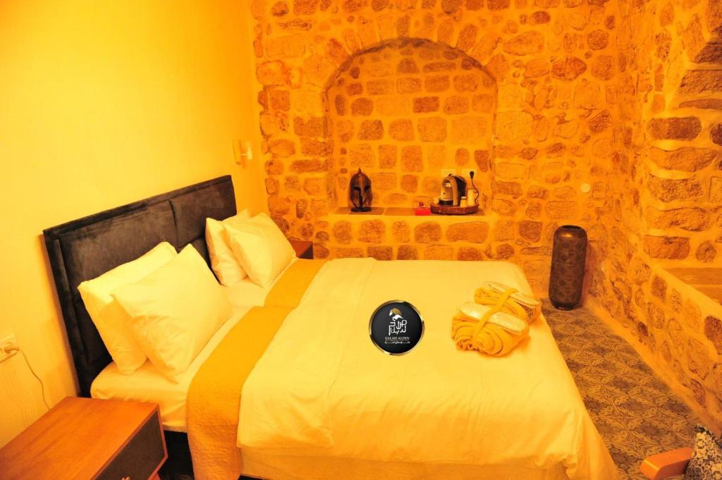 Postel nebo postele na pokoji v ubytování Salah Aldin House
