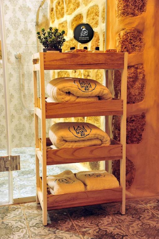Palanda nebo palandy na pokoji v ubytování Salah Aldin House