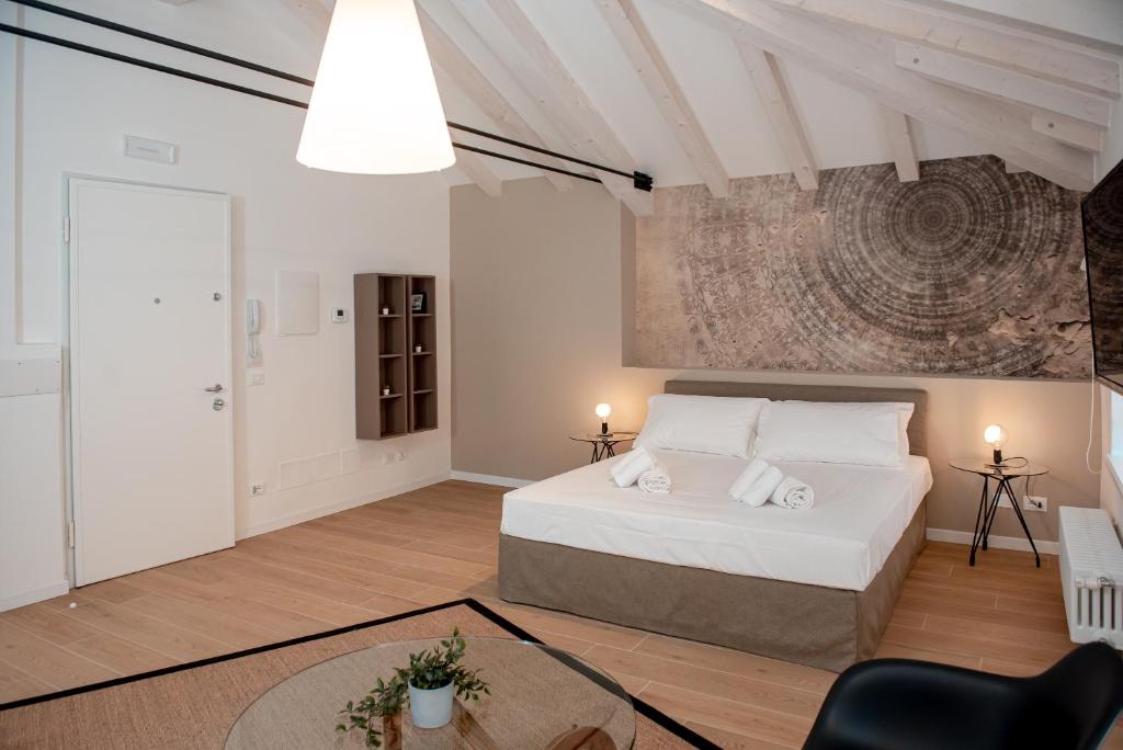 1 dormitorio con 1 cama blanca grande en una habitación en Tergestroom & boutique apartments en Trieste
