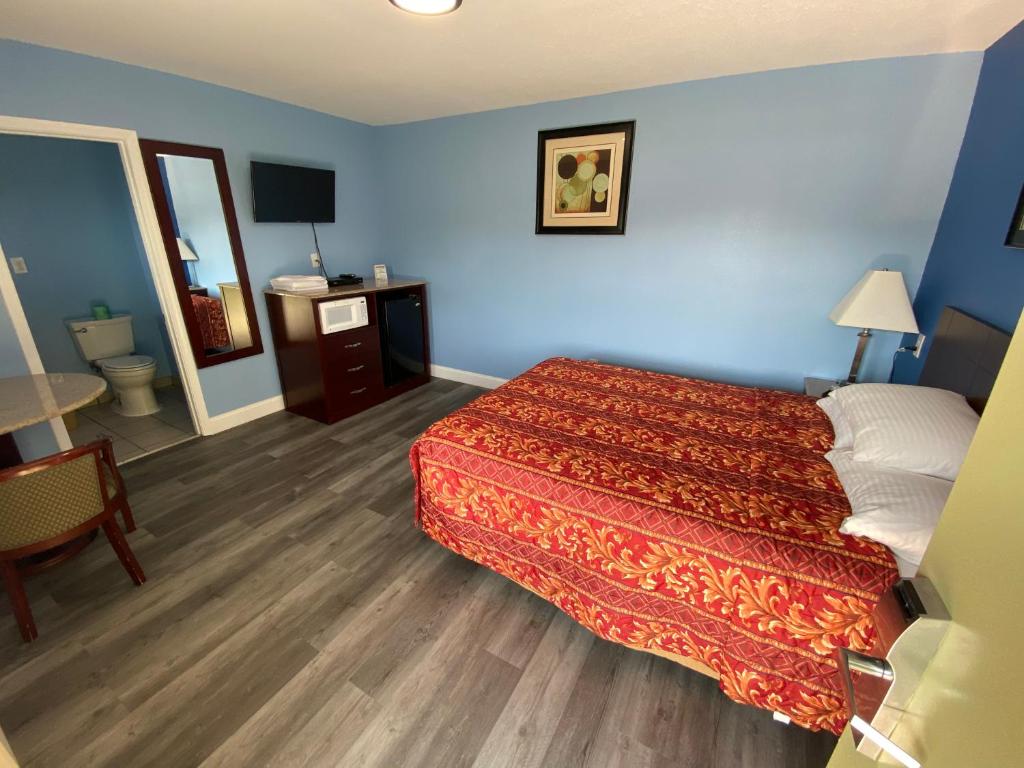 Postel nebo postele na pokoji v ubytování Red Carpet Inn & Suites Wrightstown